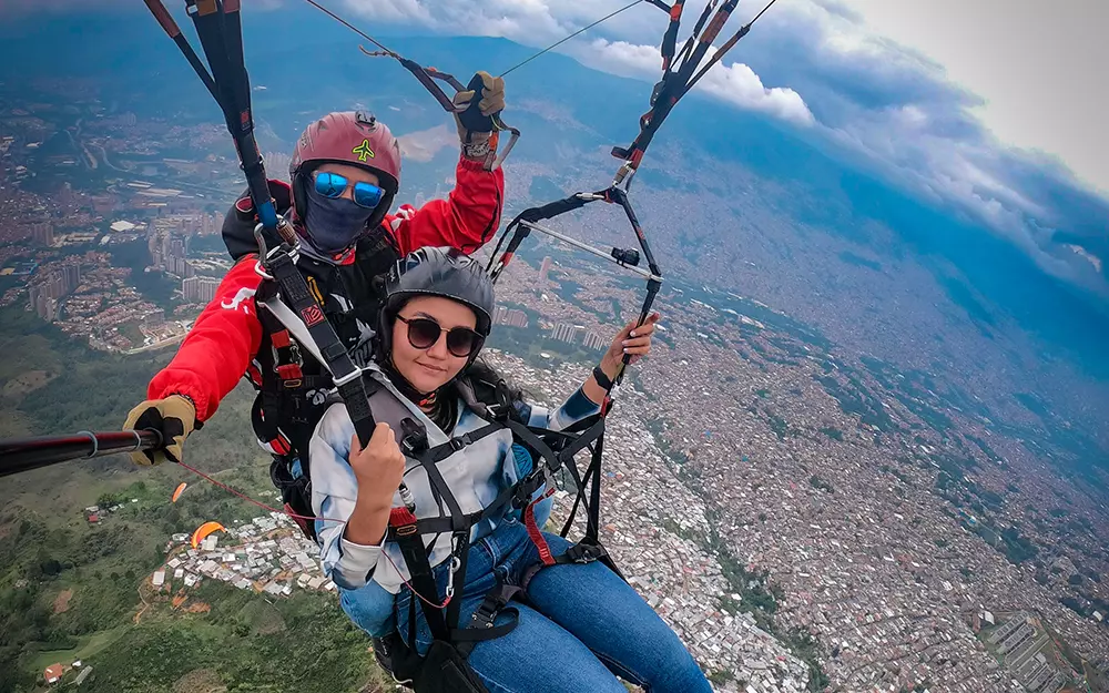 🪂 Parapente en Bello, Antioquia | Vuela Cerca de Medellín con Despégate 🚀 Disfruta un espectacular vuelo en parapente en Bello, a pocos minutos de Medellín. Vuelos tándem seguros con pilotos expertos y vistas increíbles. ¡Reserva ahora y vive la adrenalina con Despégate! 🔥