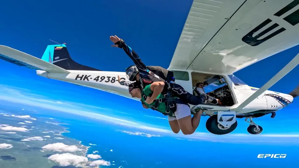 Salto en paracaídas con vista a Barranquilla y el mar Caribe