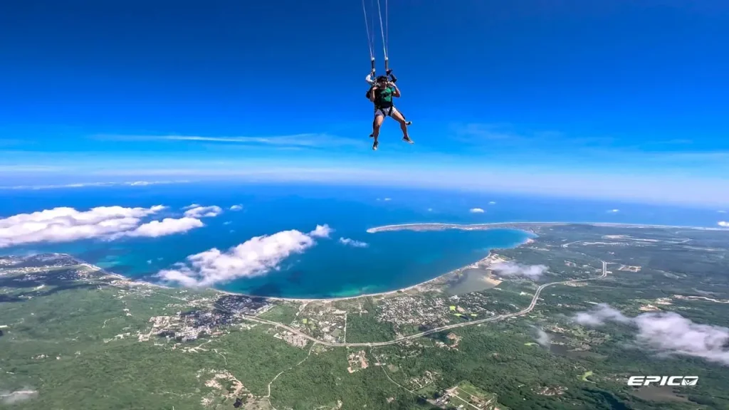 Vista aérea de la costa Caribe durante salto en paracaídas en cartagena y barranquilla colombia