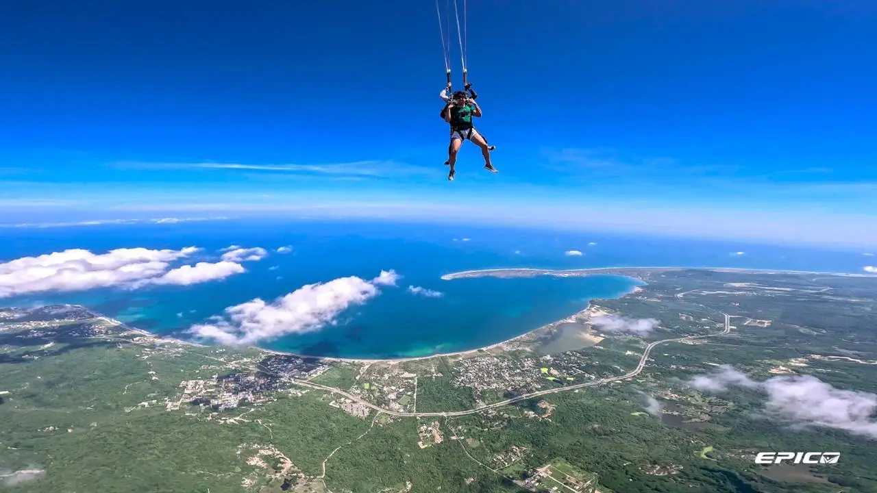 paracaidismoencartagena Vista aérea de la costa Caribe durante salto en paracaídas en cartagena y barranquilla colombia