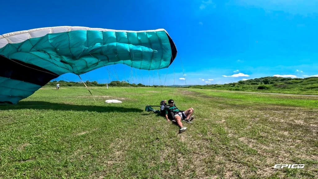 aterrizaje en la costa Caribe durante salto en paracaídas en Colombia