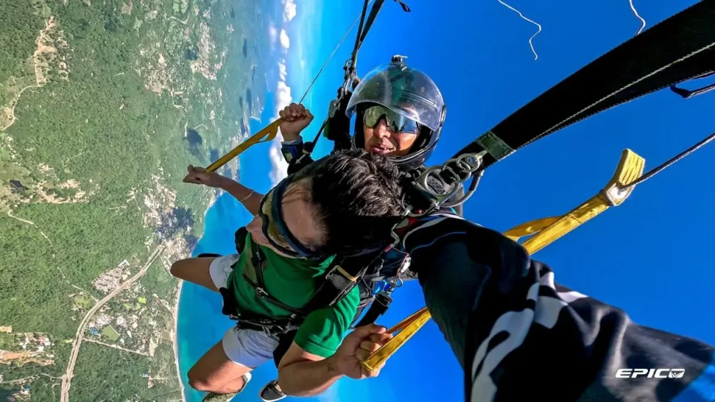 Vista aérea de la costa Caribe durante salto en paracaídas en Colombia